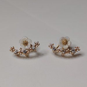 Cute White And Gold Tone Flower Earrings